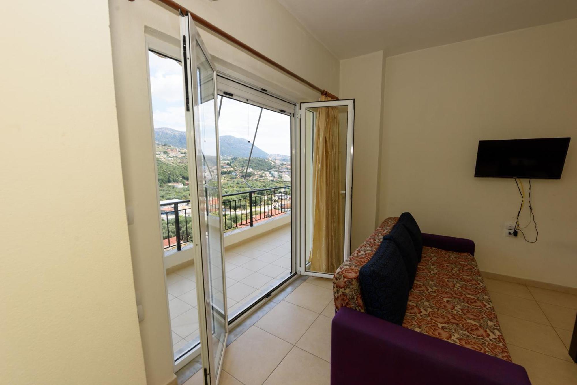 Vasili'S Family Apartments Himare Bagian luar foto