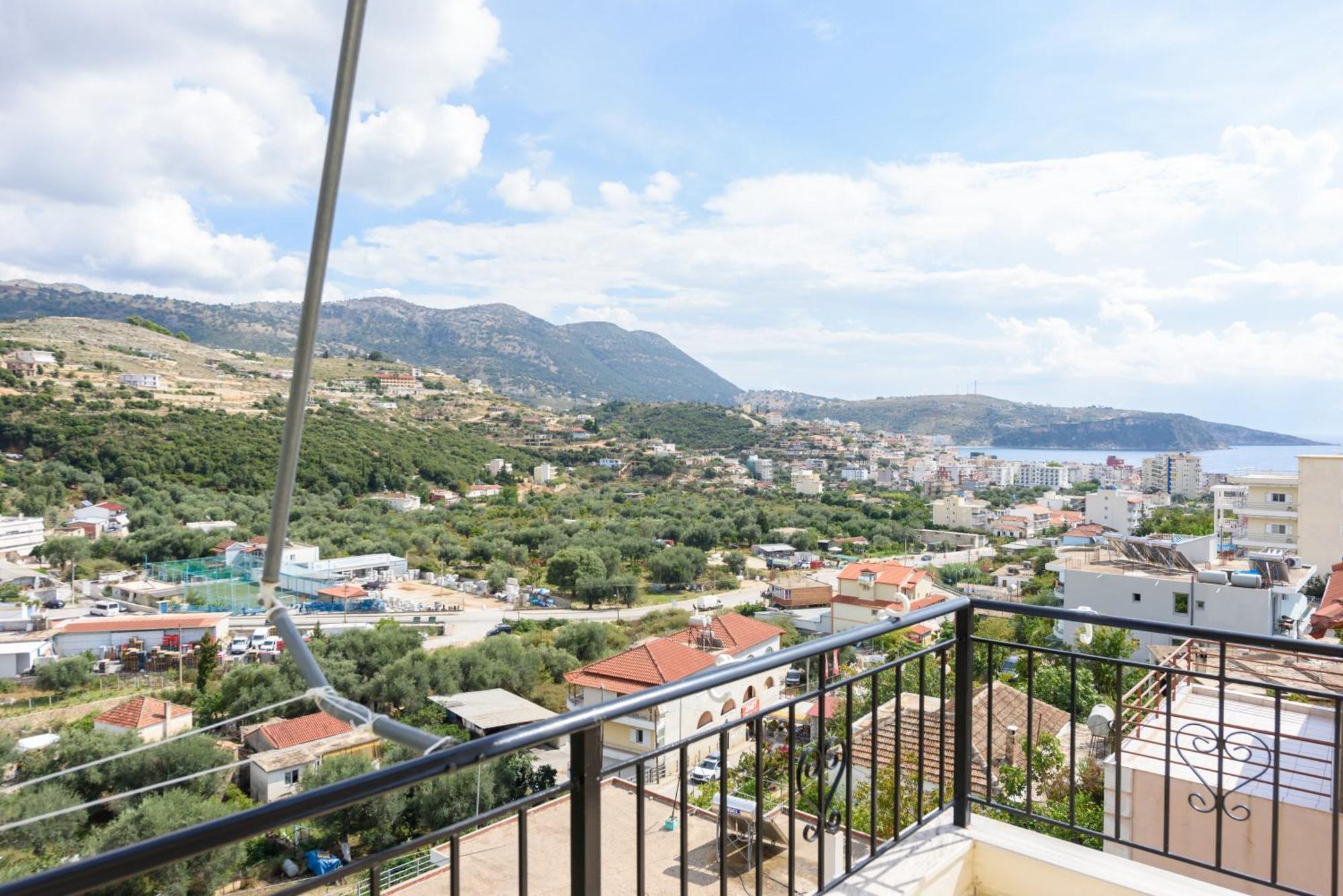 Vasili'S Family Apartments Himare Bagian luar foto