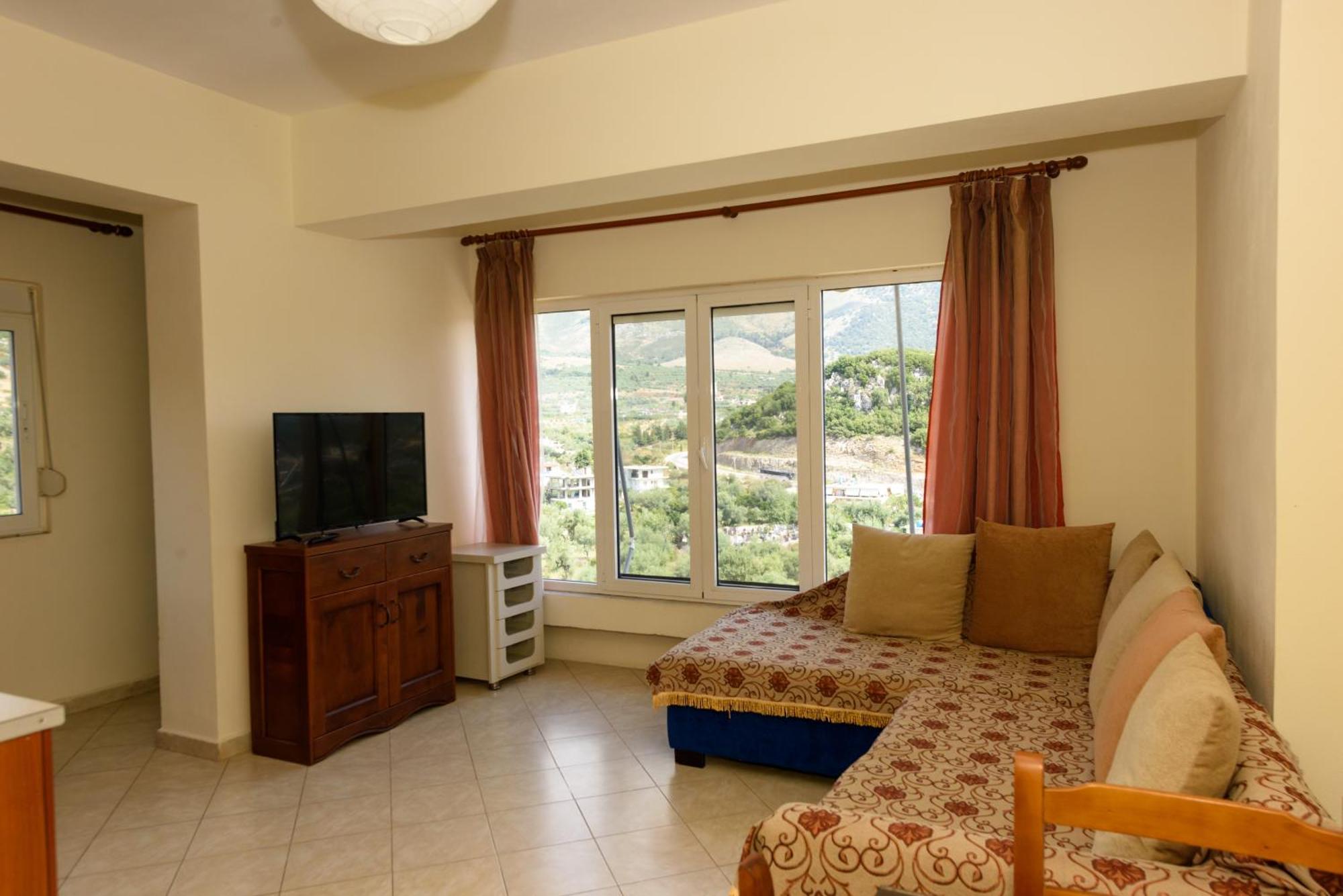 Vasili'S Family Apartments Himare Bagian luar foto