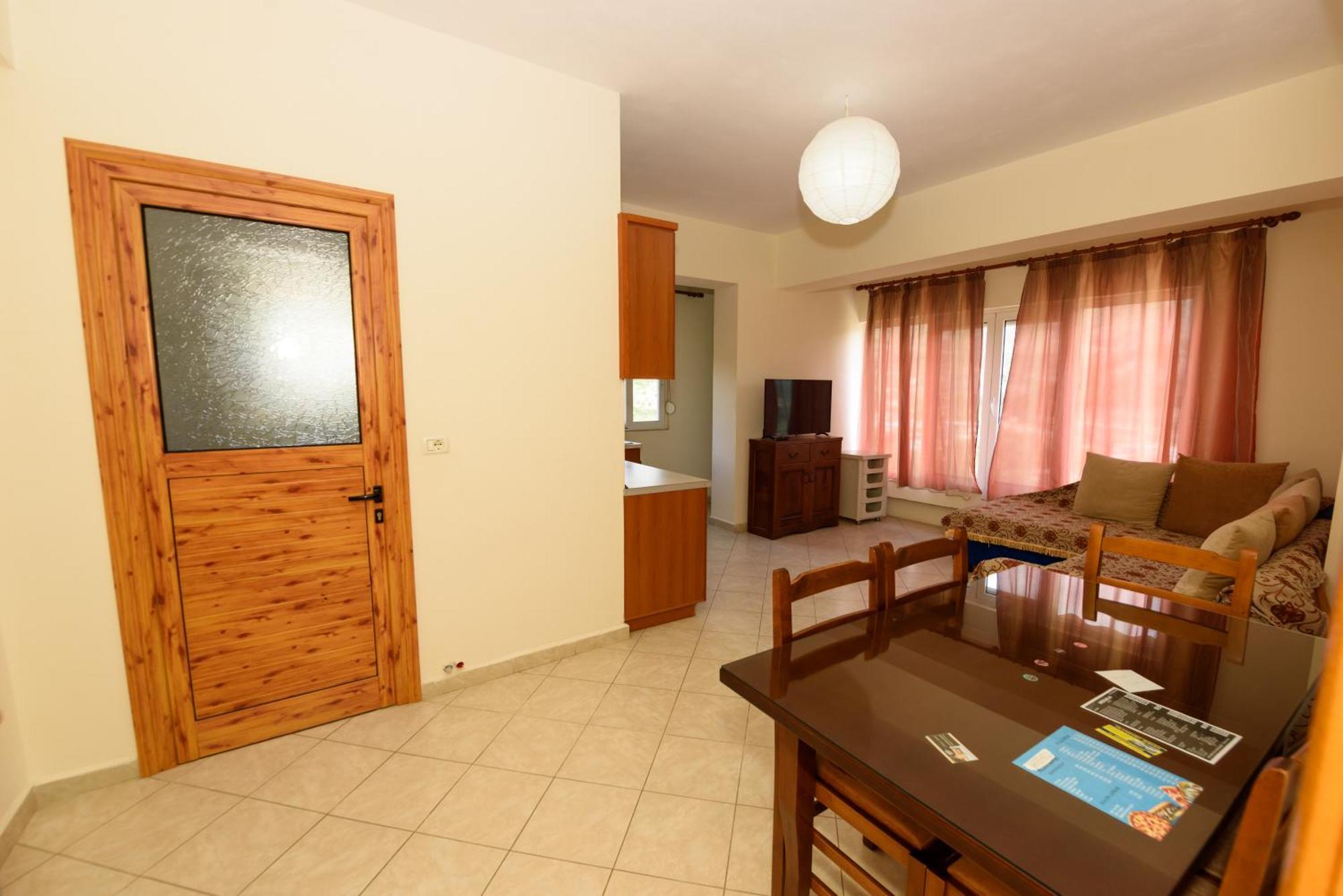 Vasili'S Family Apartments Himare Bagian luar foto