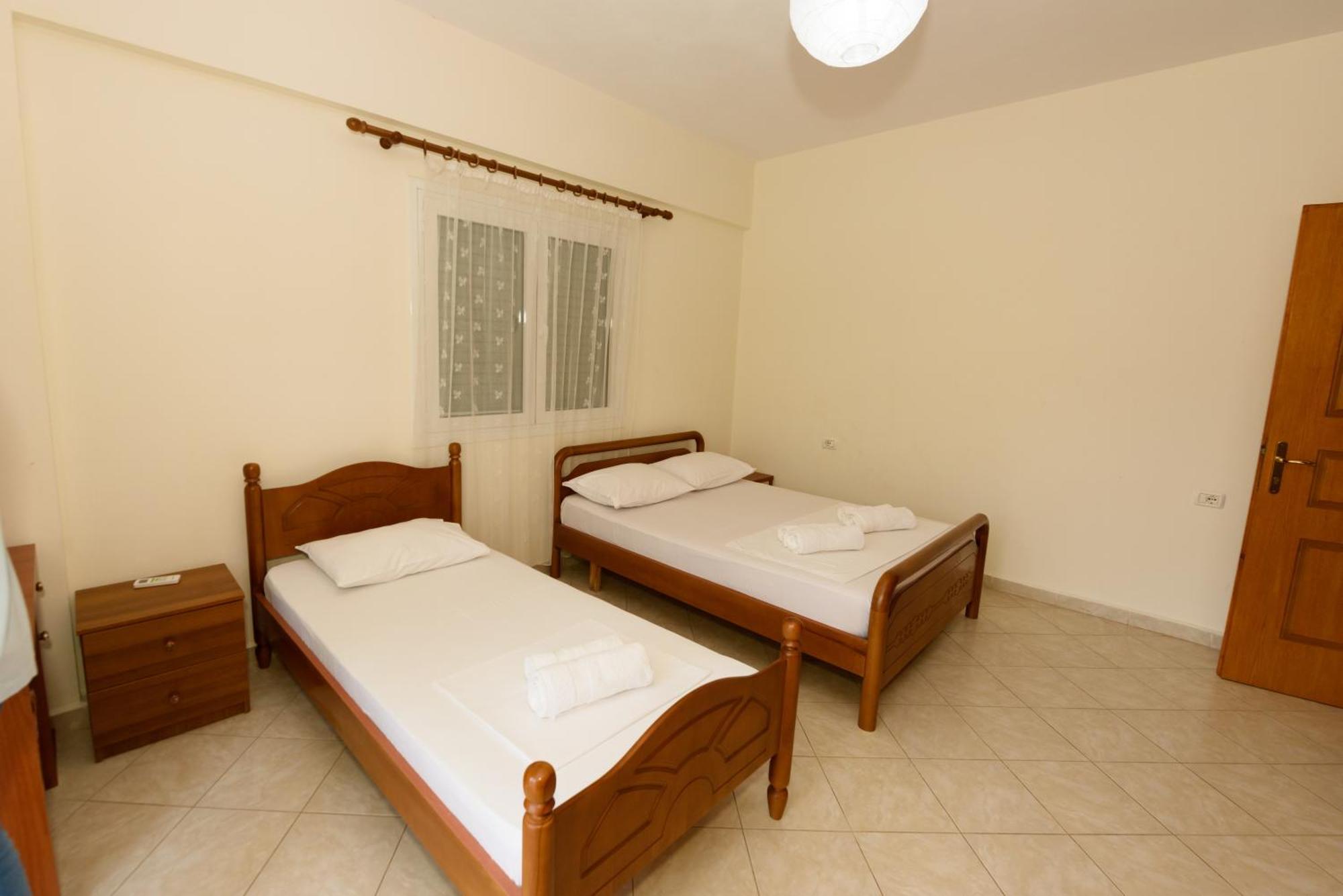 Vasili'S Family Apartments Himare Bagian luar foto