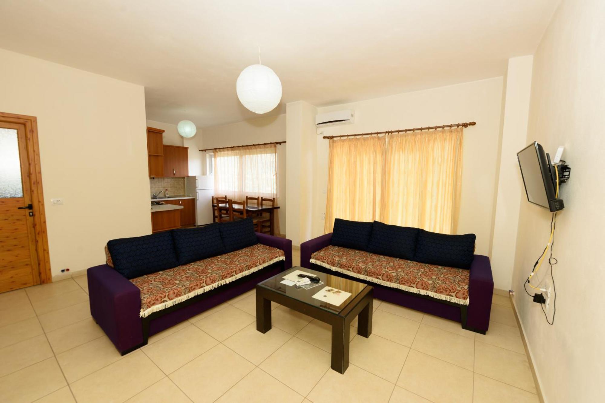 Vasili'S Family Apartments Himare Bagian luar foto