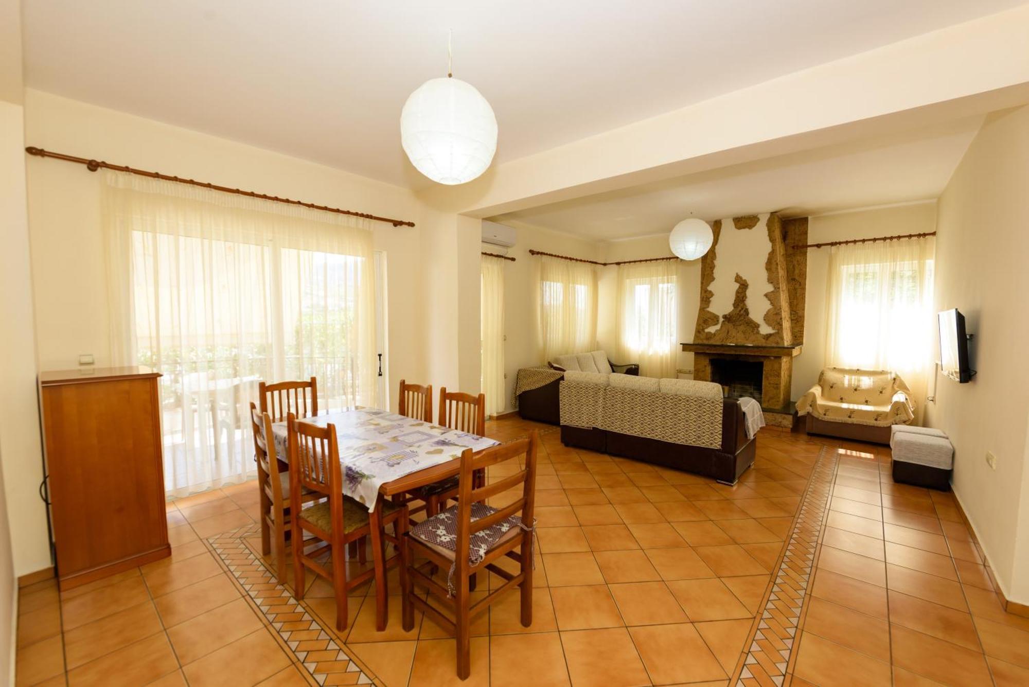 Vasili'S Family Apartments Himare Bagian luar foto