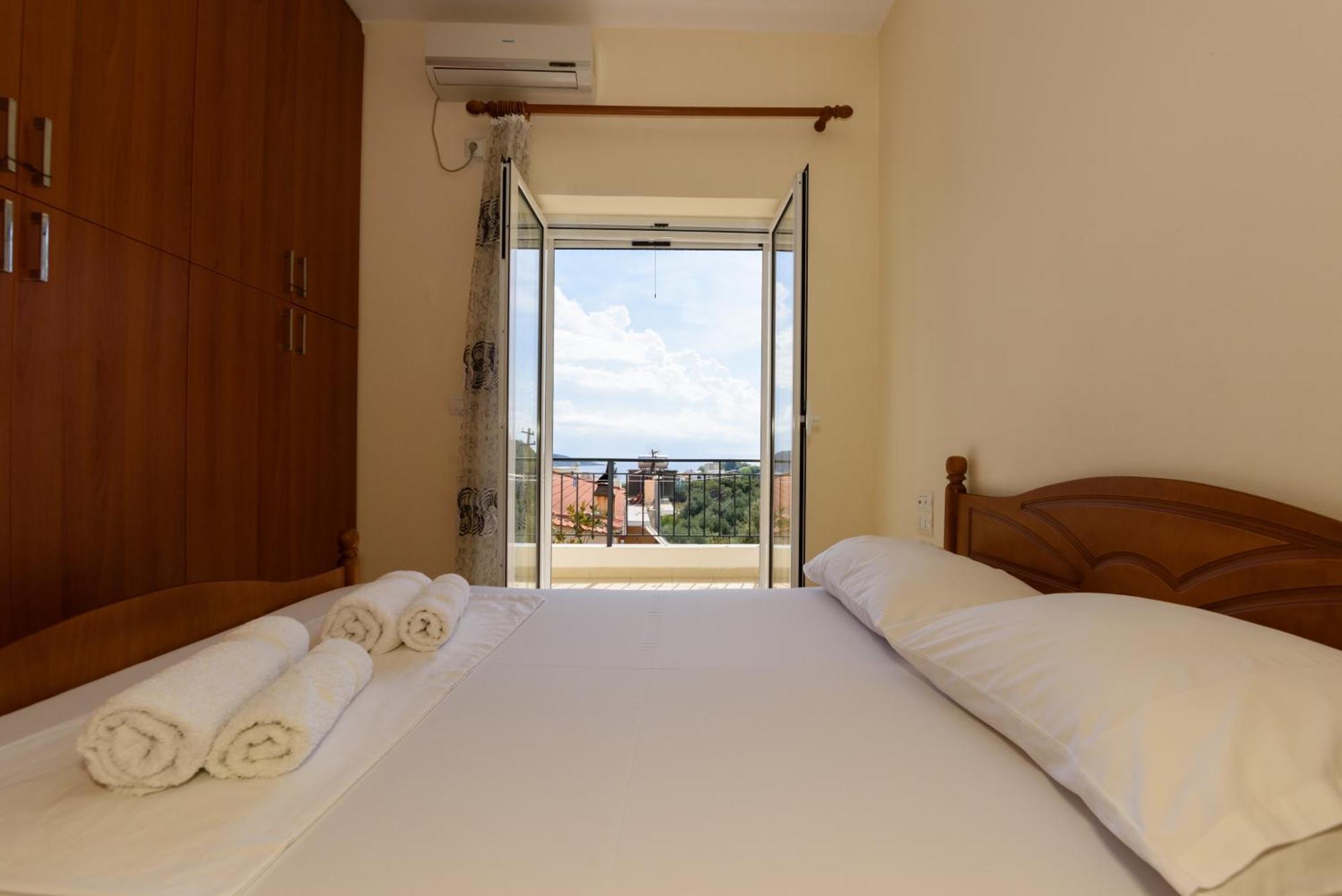Vasili'S Family Apartments Himare Bagian luar foto