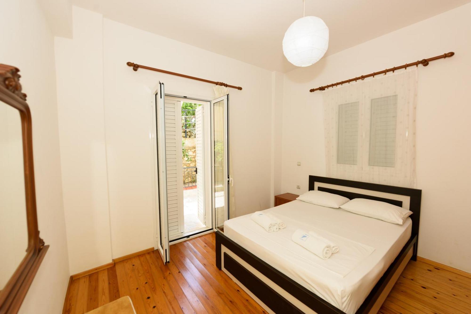 Vasili'S Family Apartments Himare Bagian luar foto
