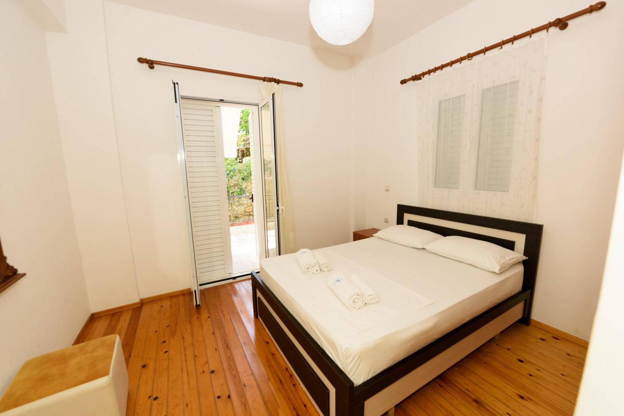 Vasili'S Family Apartments Himare Bagian luar foto