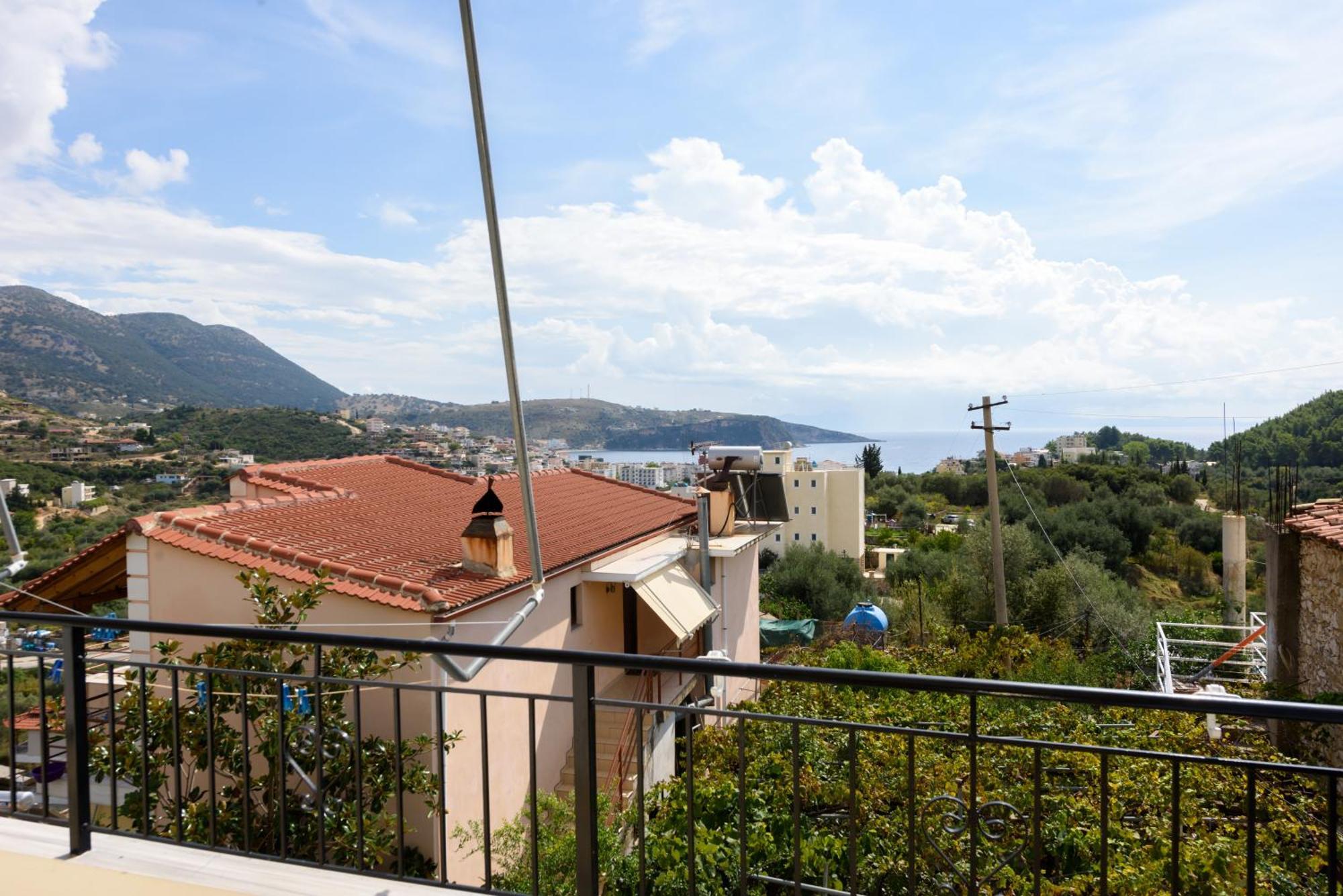 Vasili'S Family Apartments Himare Bagian luar foto
