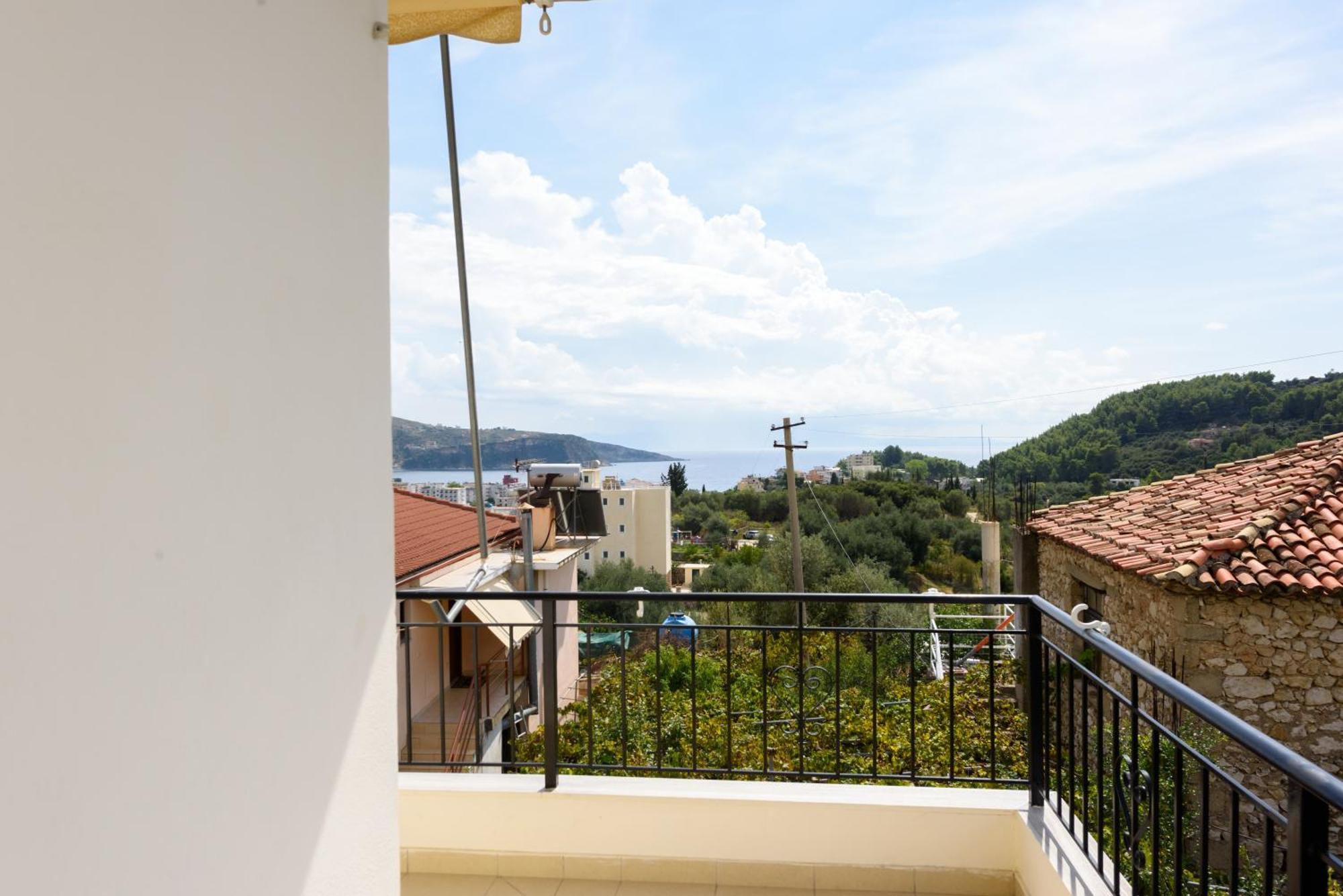Vasili'S Family Apartments Himare Bagian luar foto
