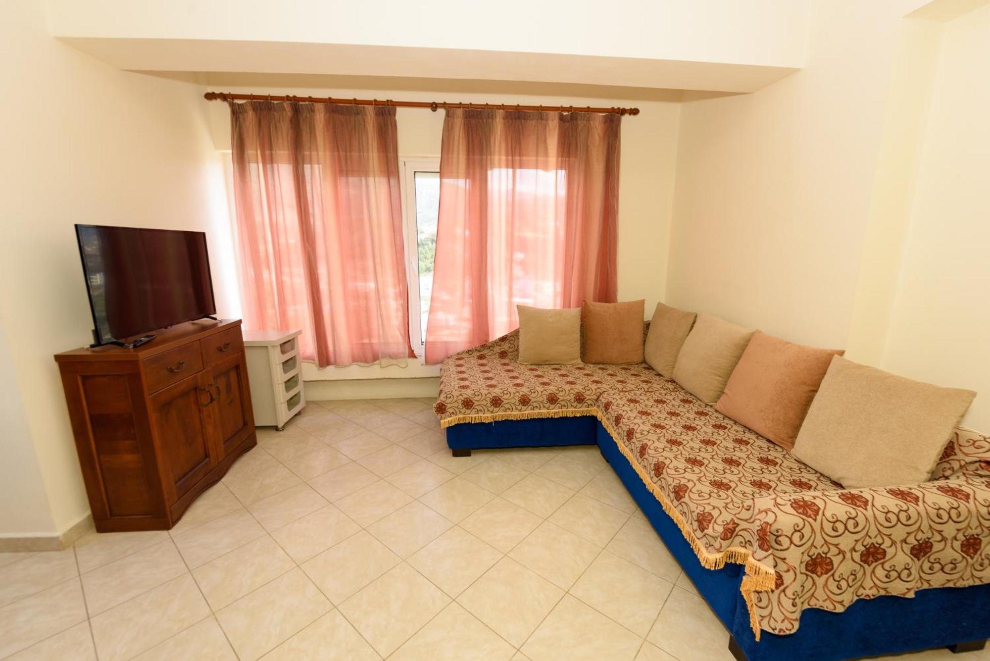 Vasili'S Family Apartments Himare Bagian luar foto