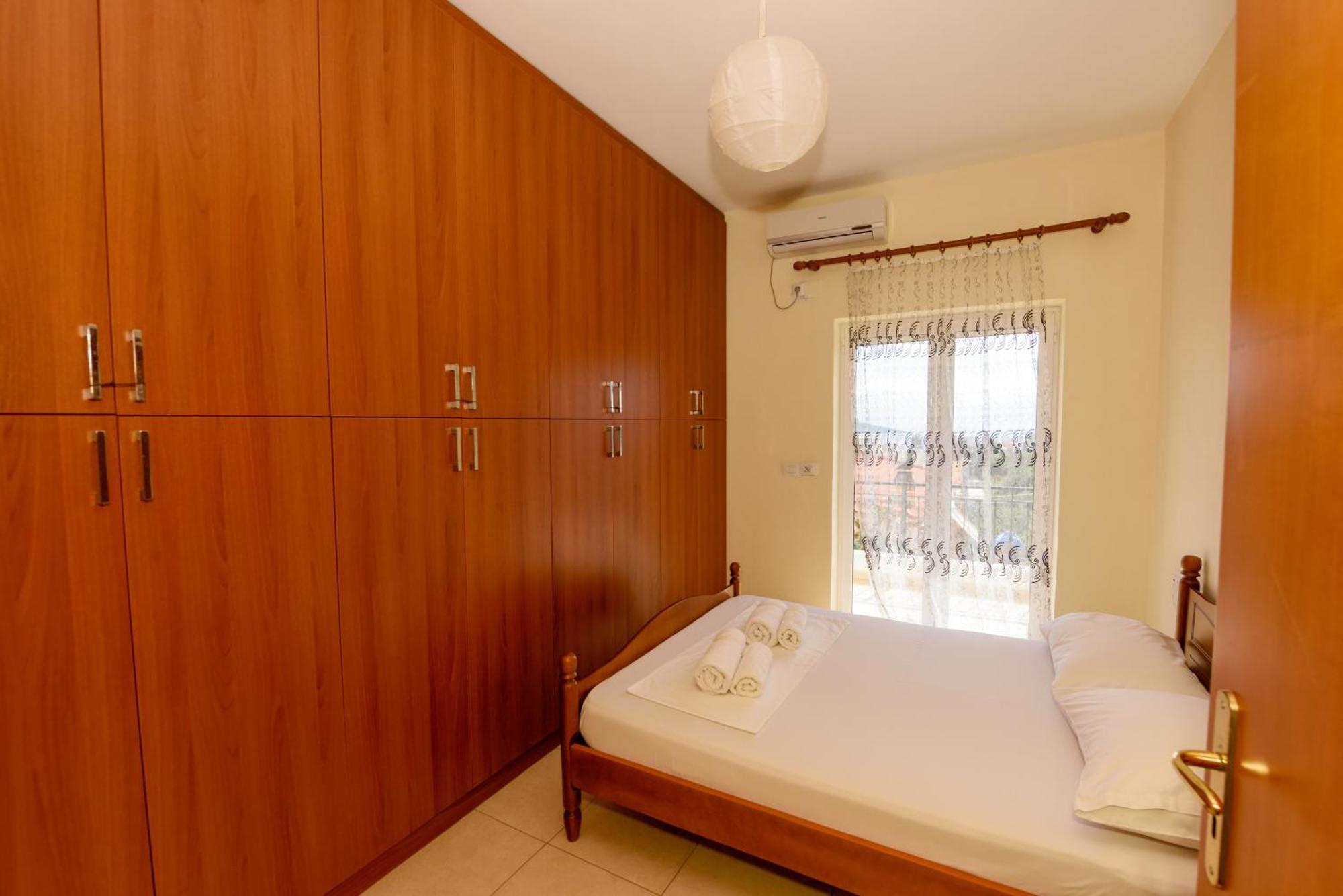 Vasili'S Family Apartments Himare Bagian luar foto